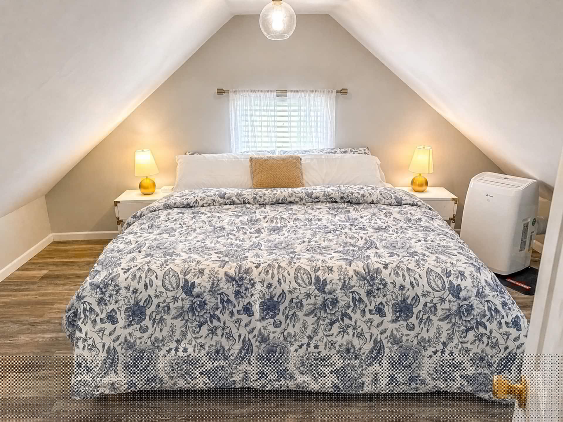 King sleeping area